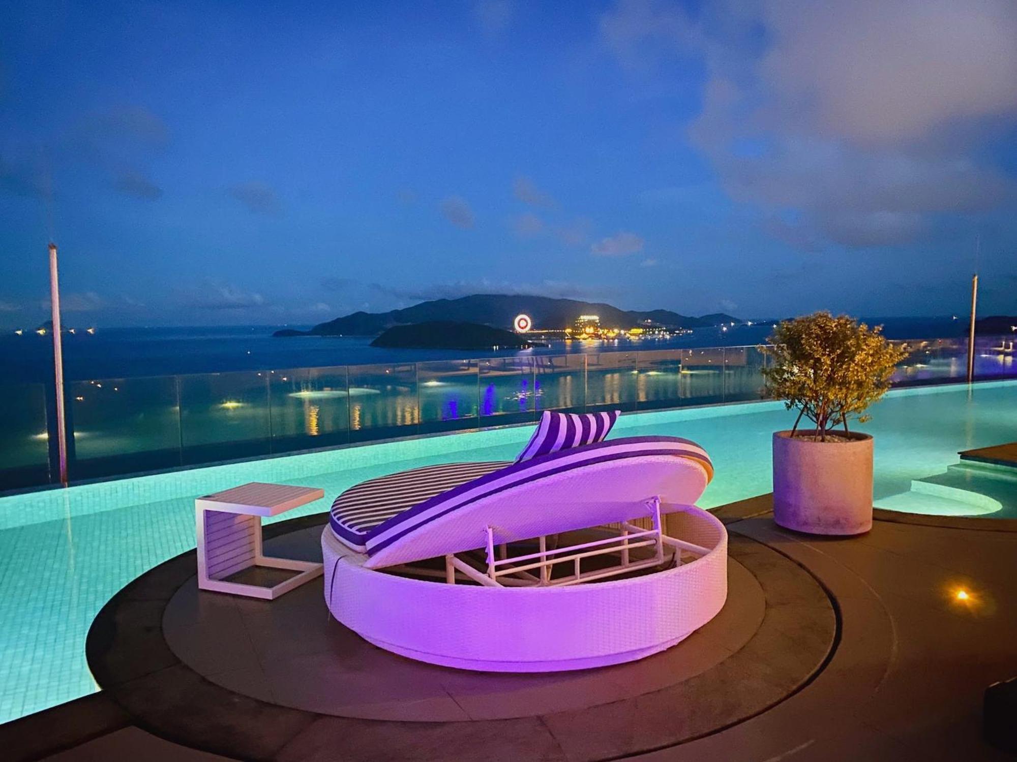 Coastal Panorama Oceanfront Suites 나트랑 외부 사진