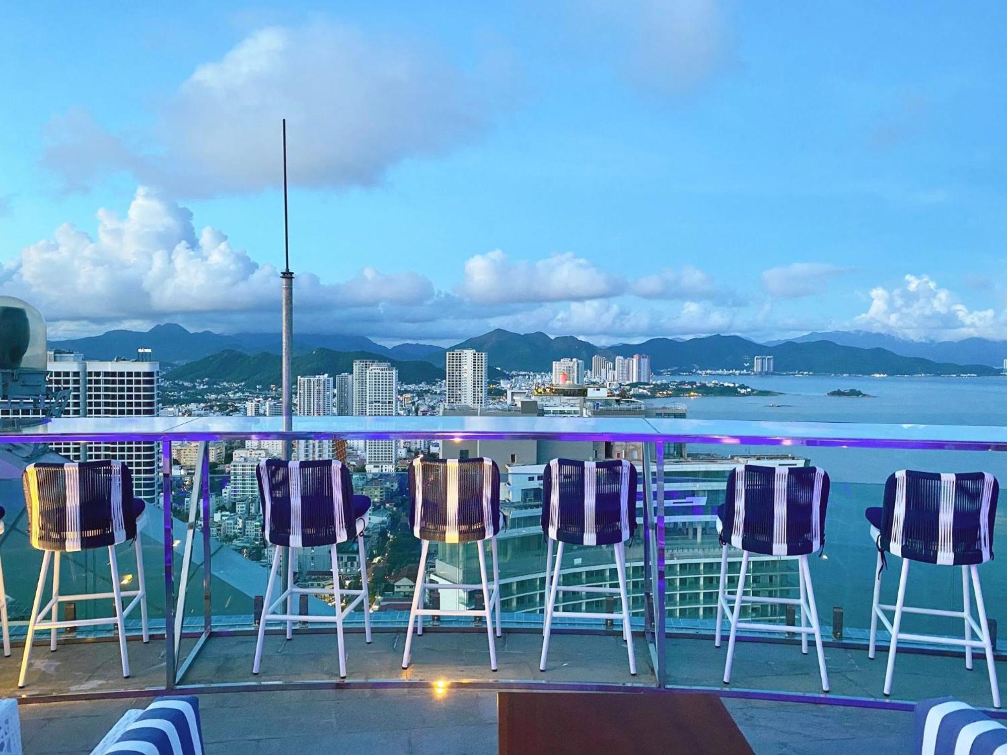 Coastal Panorama Oceanfront Suites 나트랑 외부 사진
