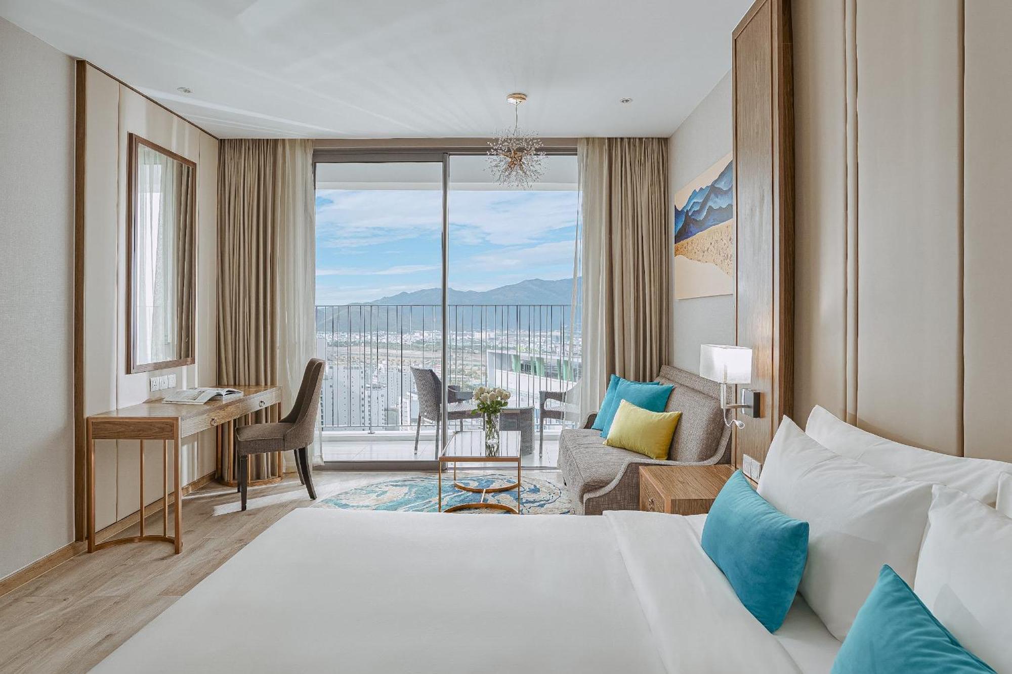 Coastal Panorama Oceanfront Suites 나트랑 외부 사진