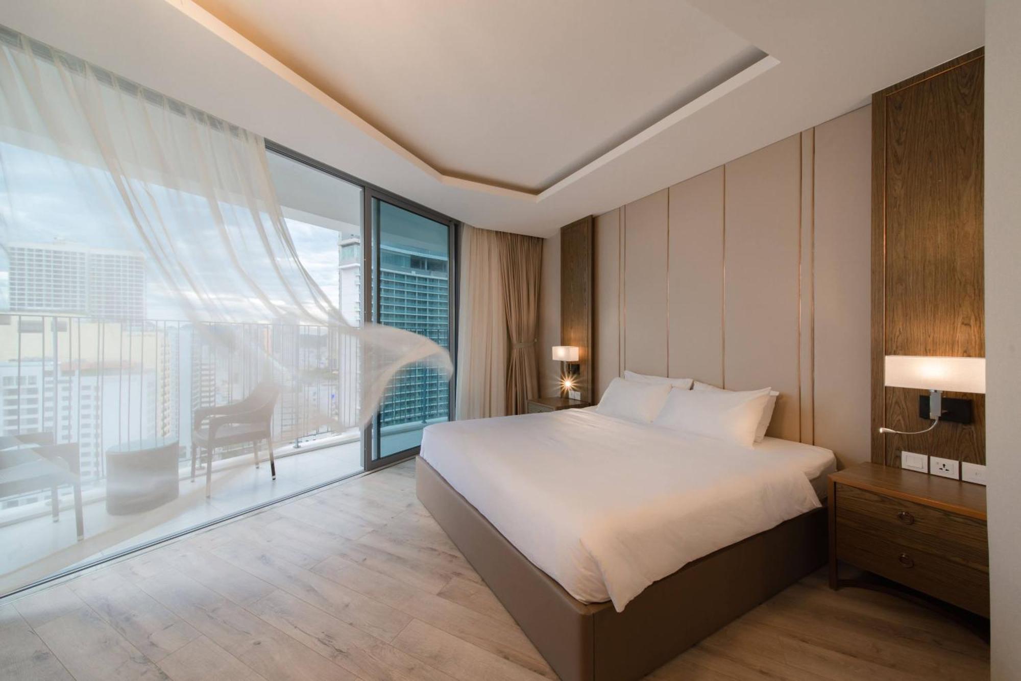 Coastal Panorama Oceanfront Suites 나트랑 외부 사진