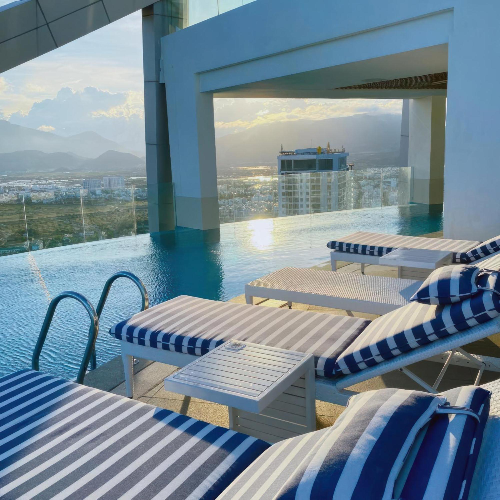 Coastal Panorama Oceanfront Suites 나트랑 외부 사진