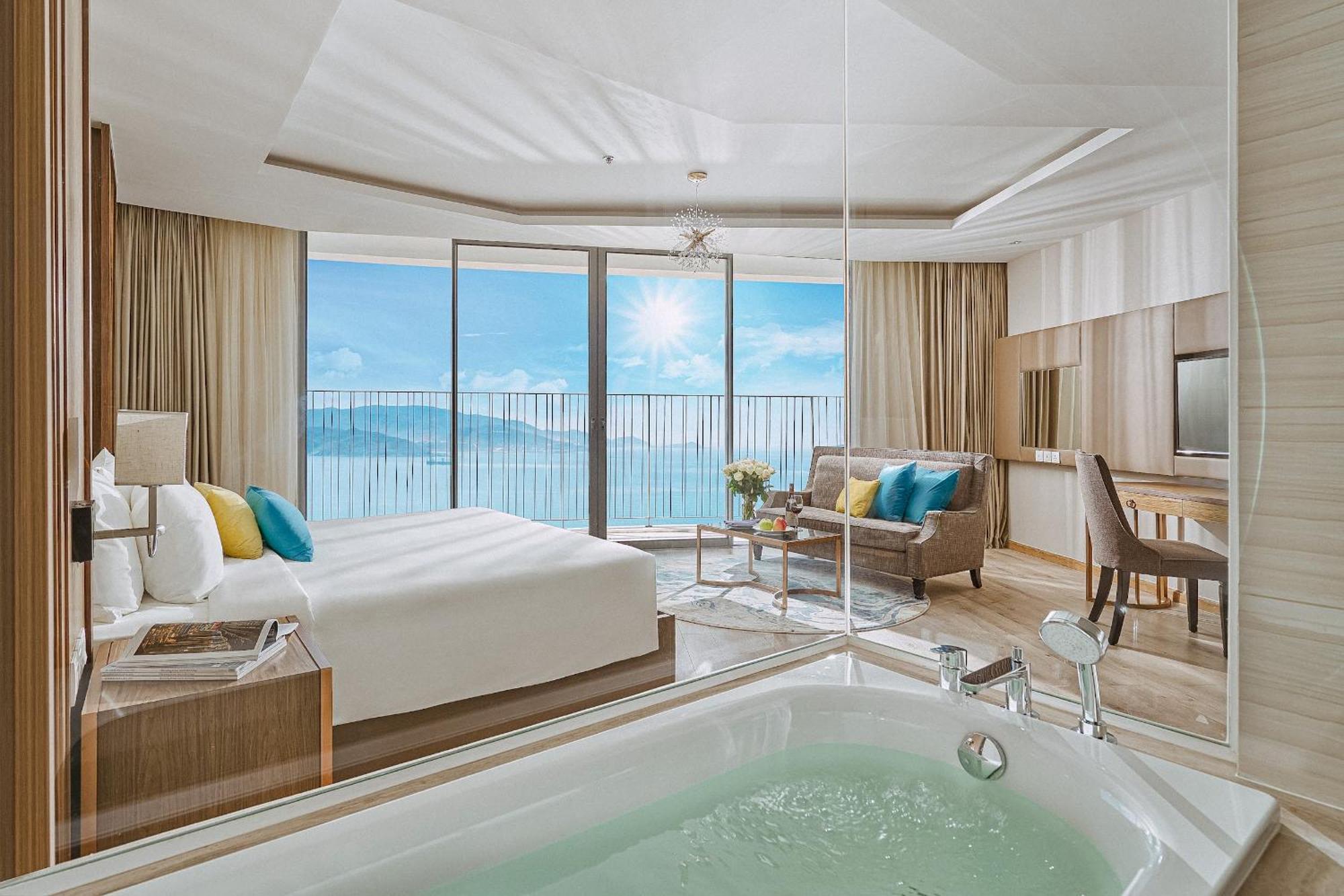 Coastal Panorama Oceanfront Suites 나트랑 외부 사진