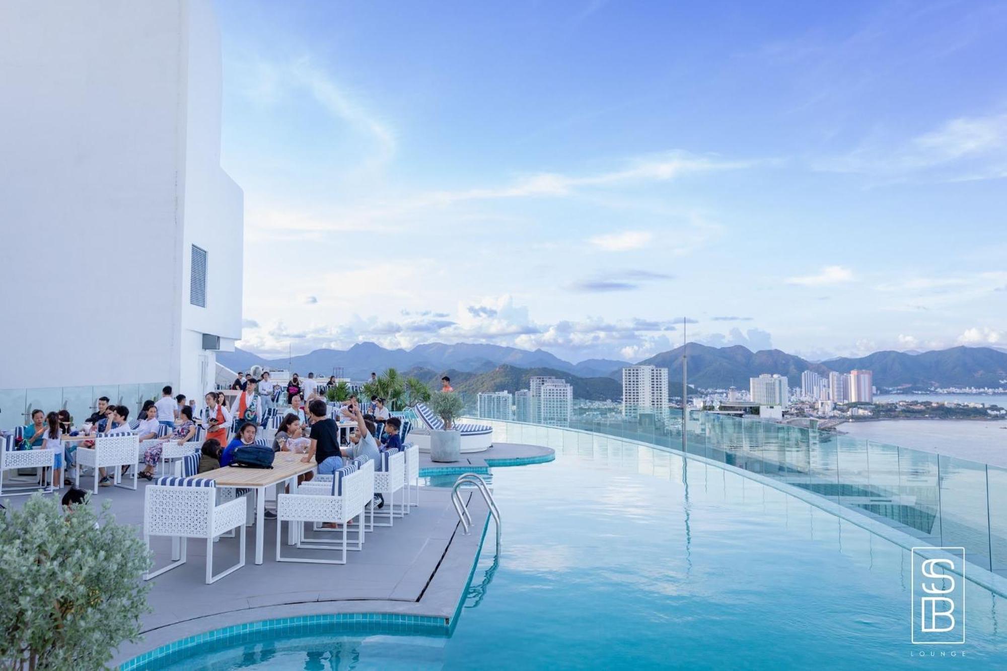 Coastal Panorama Oceanfront Suites 나트랑 외부 사진