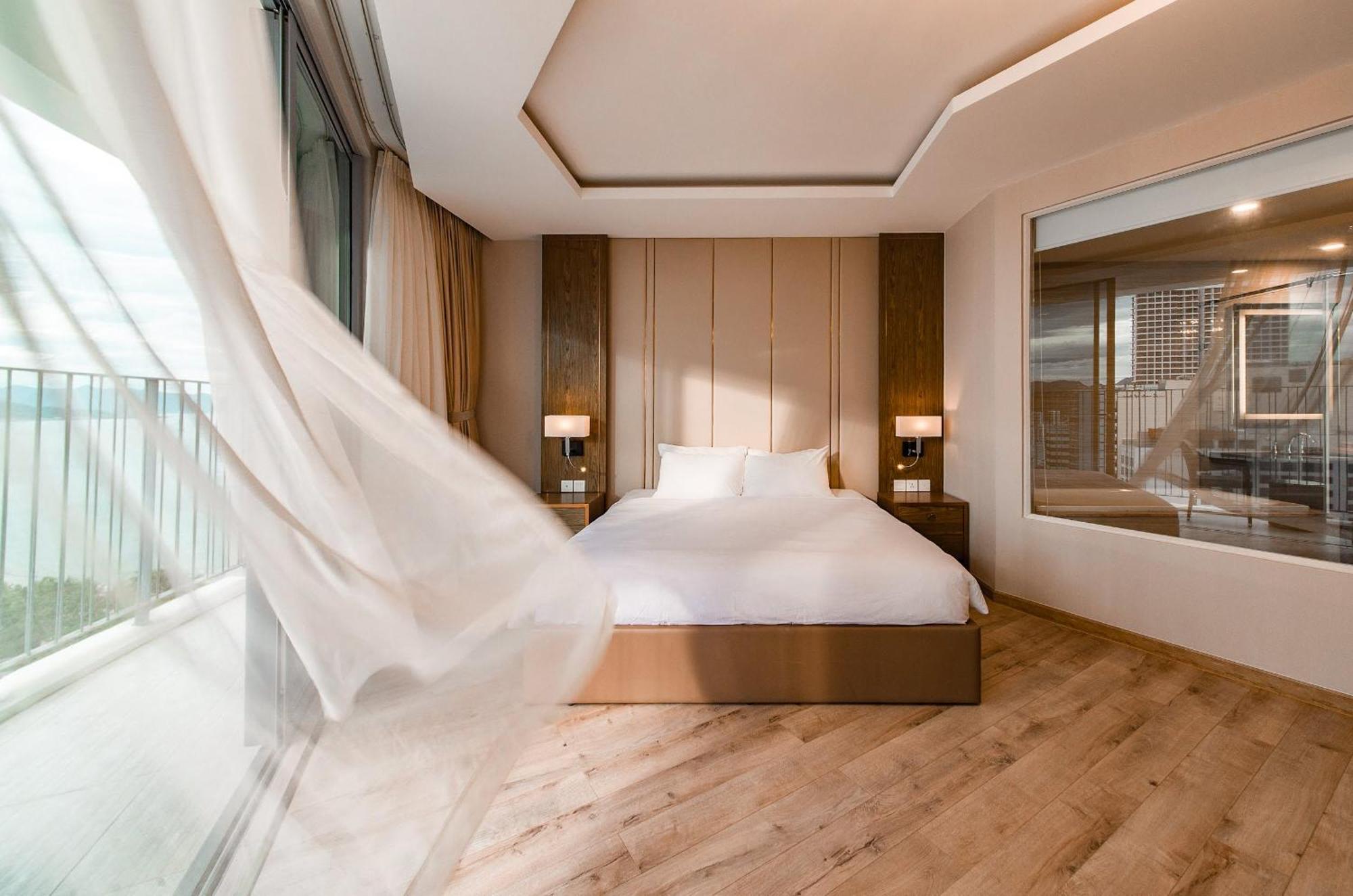 Coastal Panorama Oceanfront Suites 나트랑 외부 사진