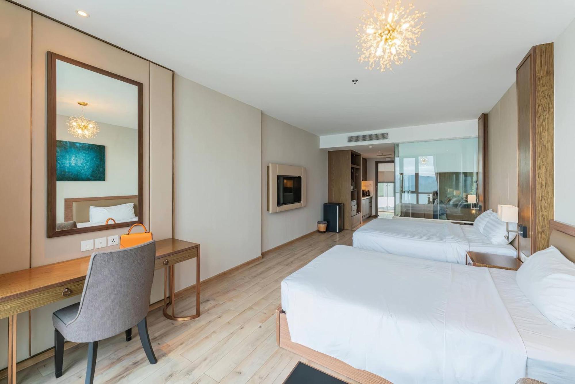 Coastal Panorama Oceanfront Suites 나트랑 외부 사진