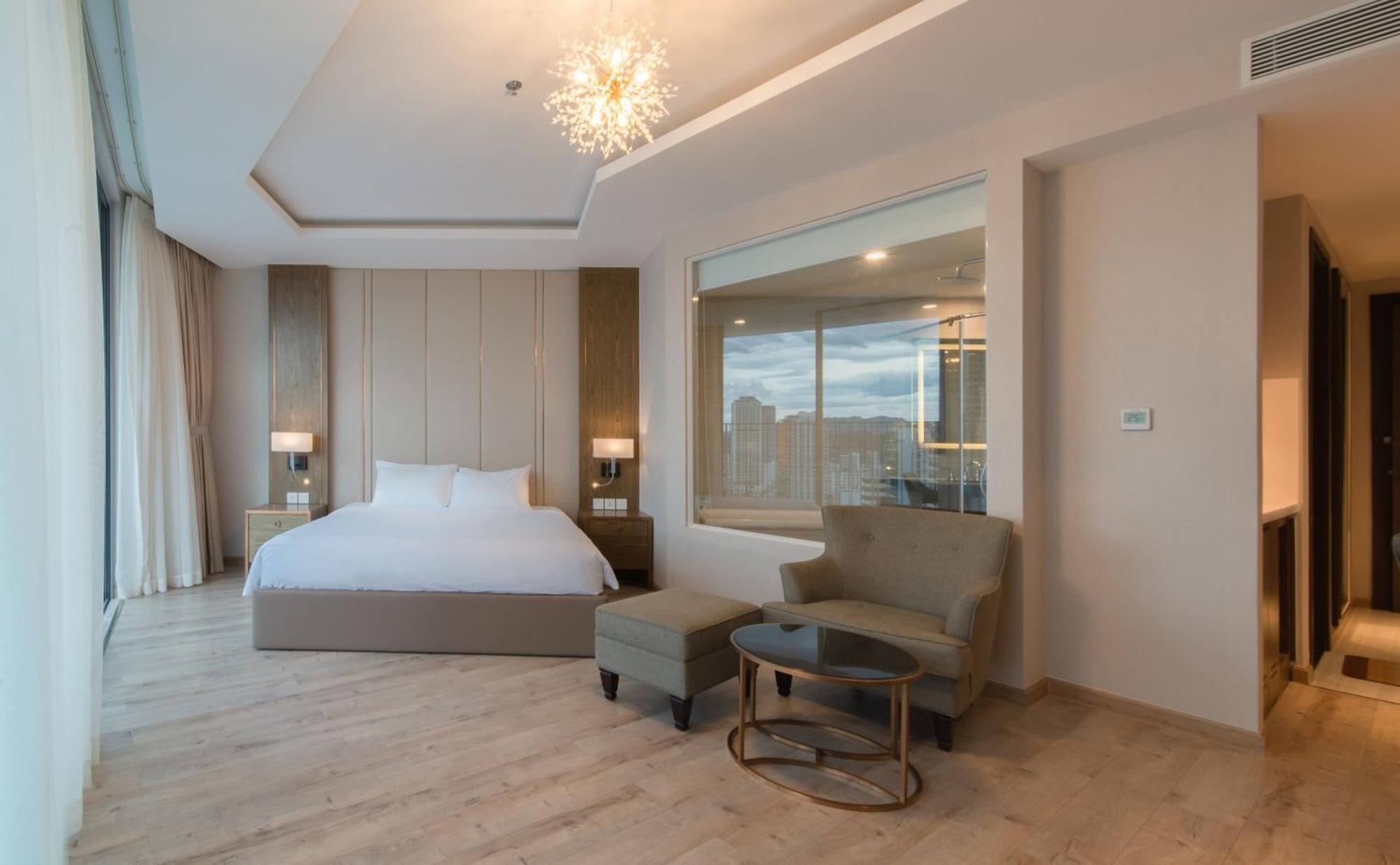 Coastal Panorama Oceanfront Suites 나트랑 외부 사진