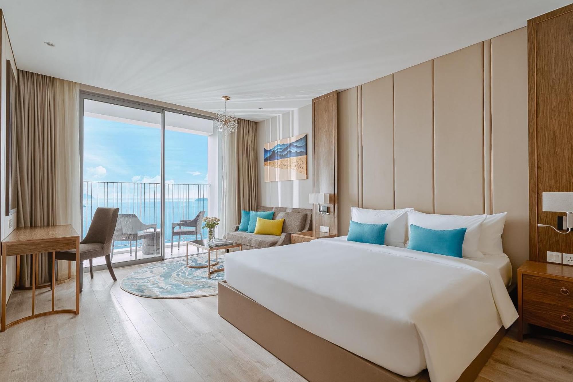 Coastal Panorama Oceanfront Suites 나트랑 외부 사진