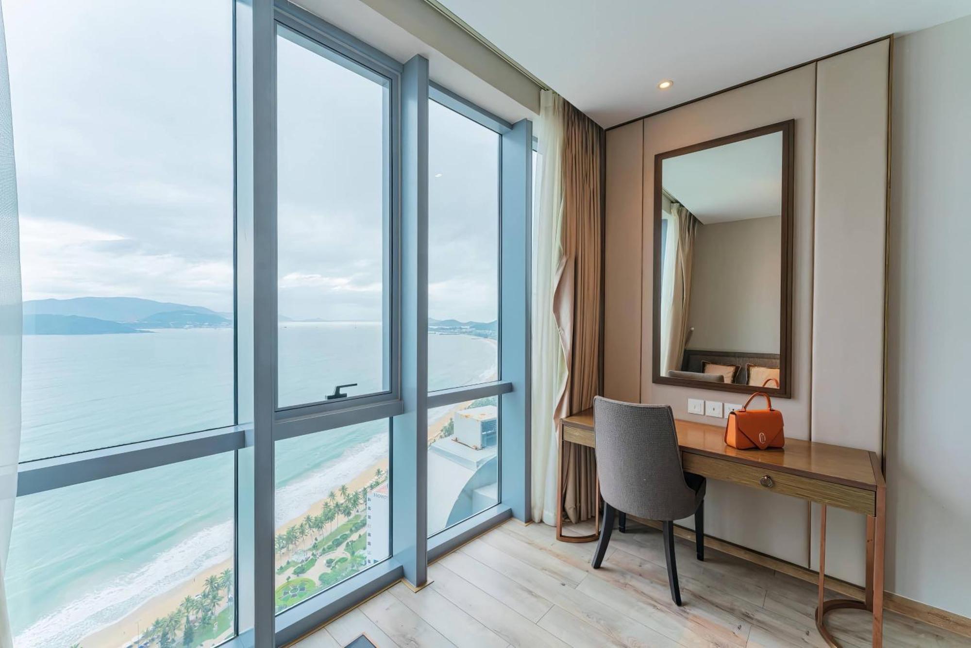 Coastal Panorama Oceanfront Suites 나트랑 외부 사진
