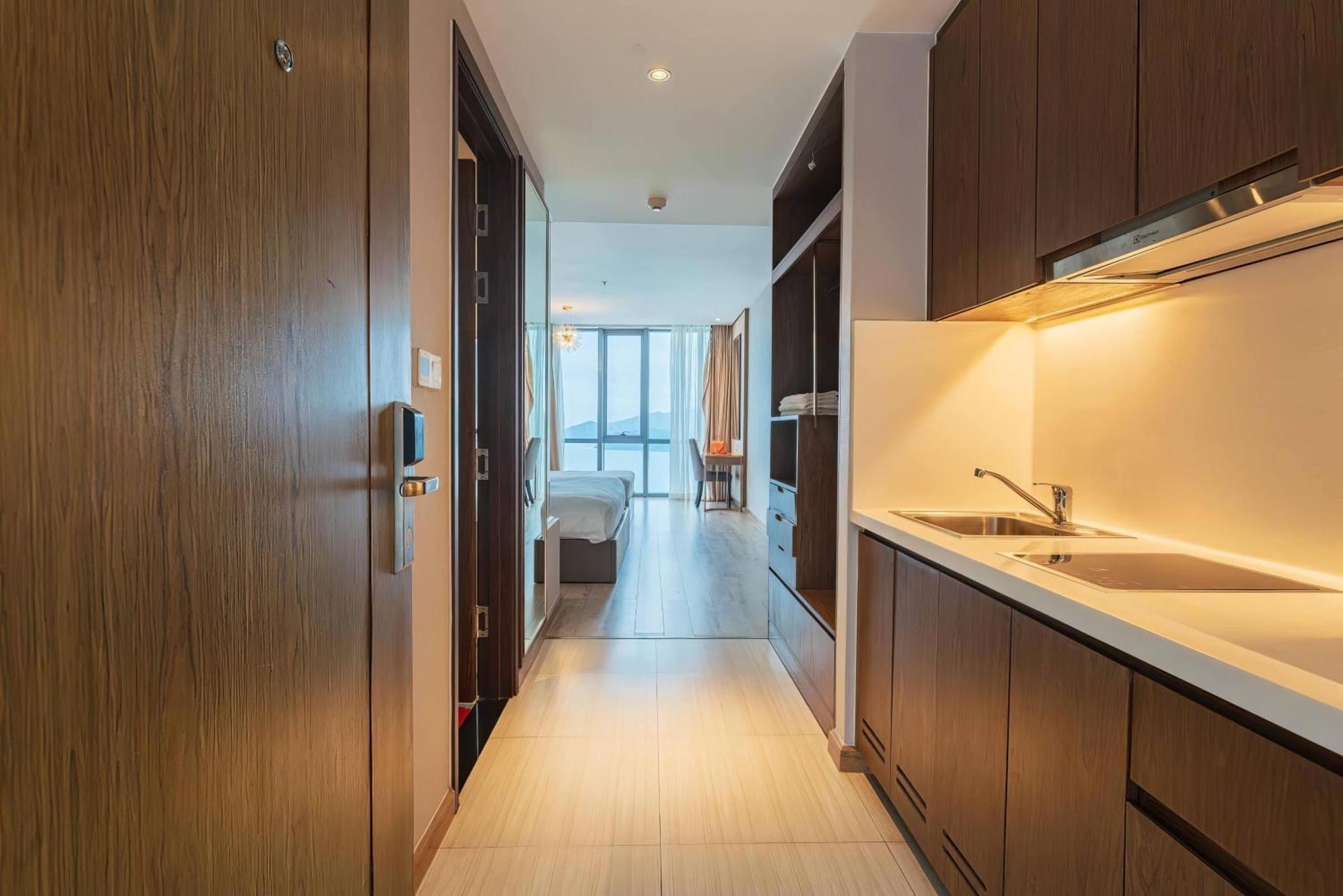 Coastal Panorama Oceanfront Suites 나트랑 외부 사진