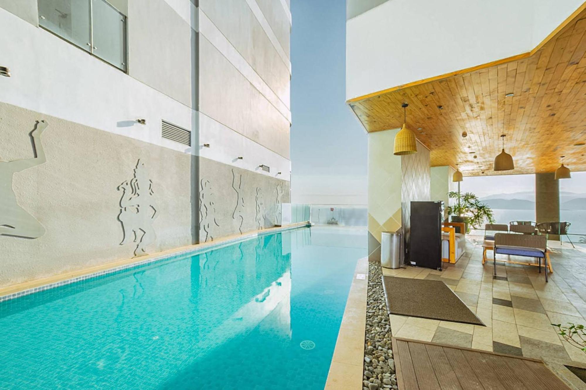 Coastal Panorama Oceanfront Suites 나트랑 외부 사진