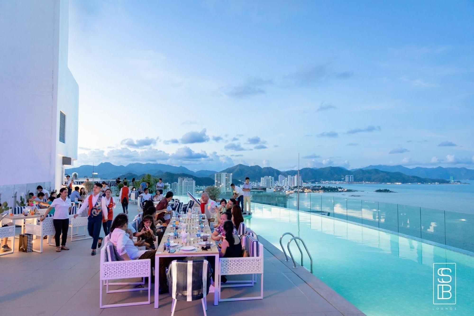 Coastal Panorama Oceanfront Suites 나트랑 외부 사진