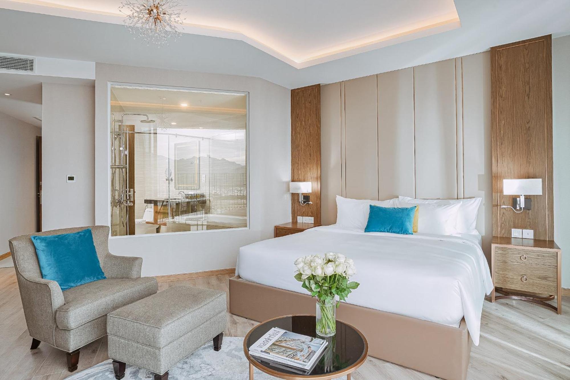Coastal Panorama Oceanfront Suites 나트랑 외부 사진