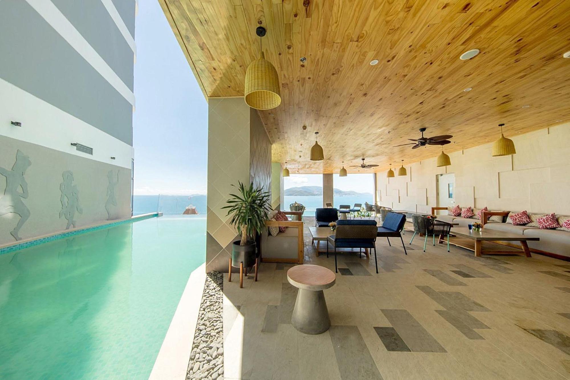 Coastal Panorama Oceanfront Suites 나트랑 외부 사진