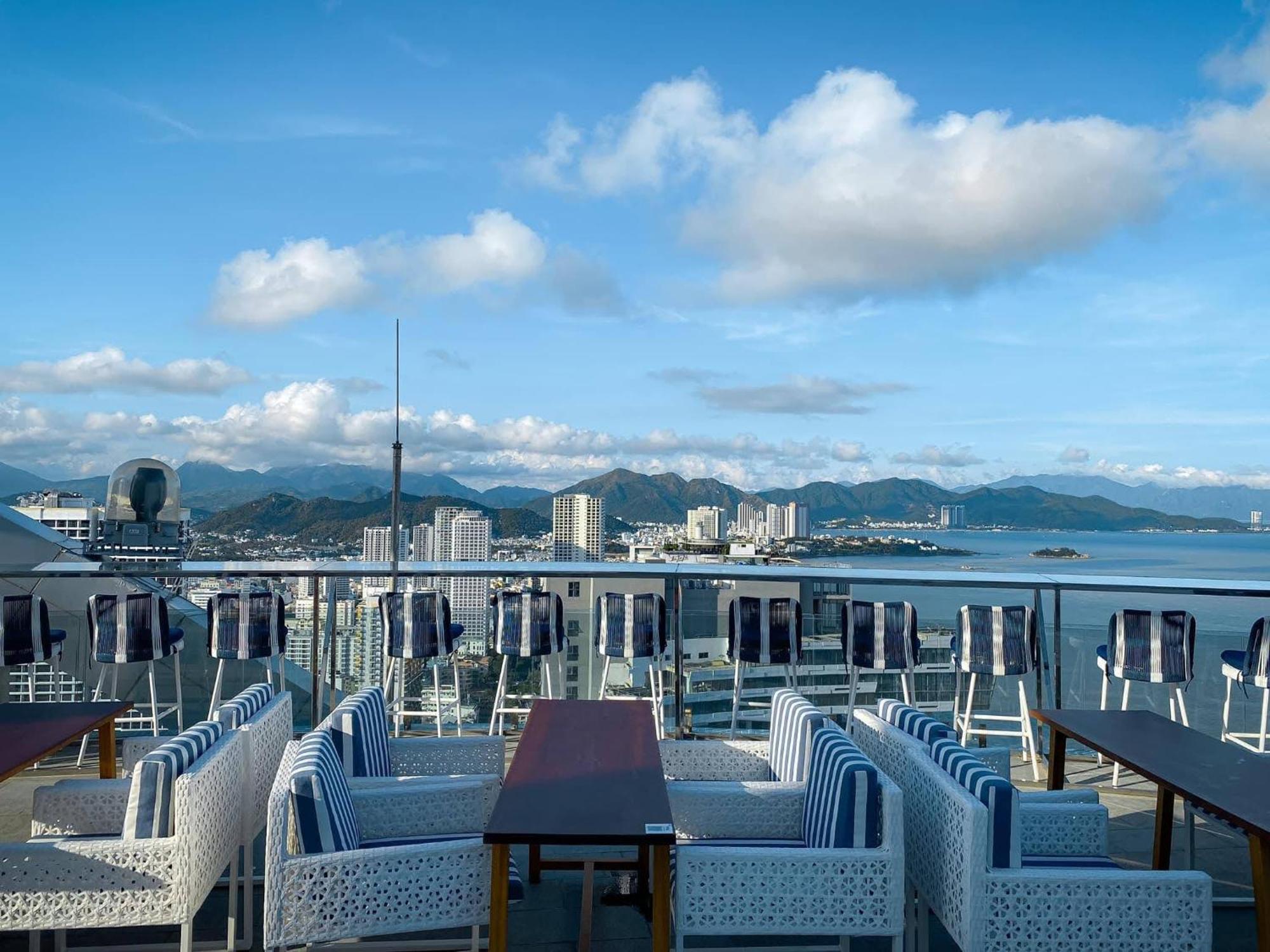 Coastal Panorama Oceanfront Suites 나트랑 외부 사진