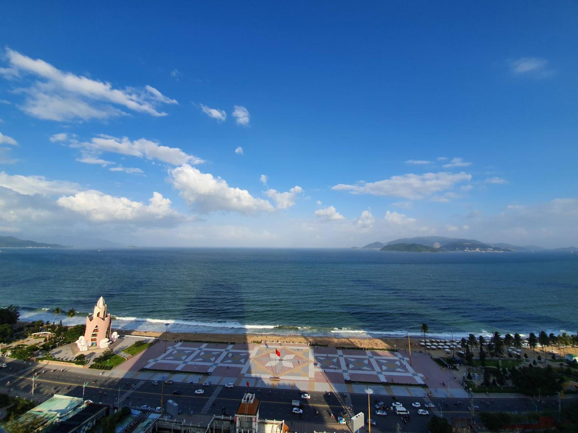 Coastal Panorama Oceanfront Suites 나트랑 외부 사진
