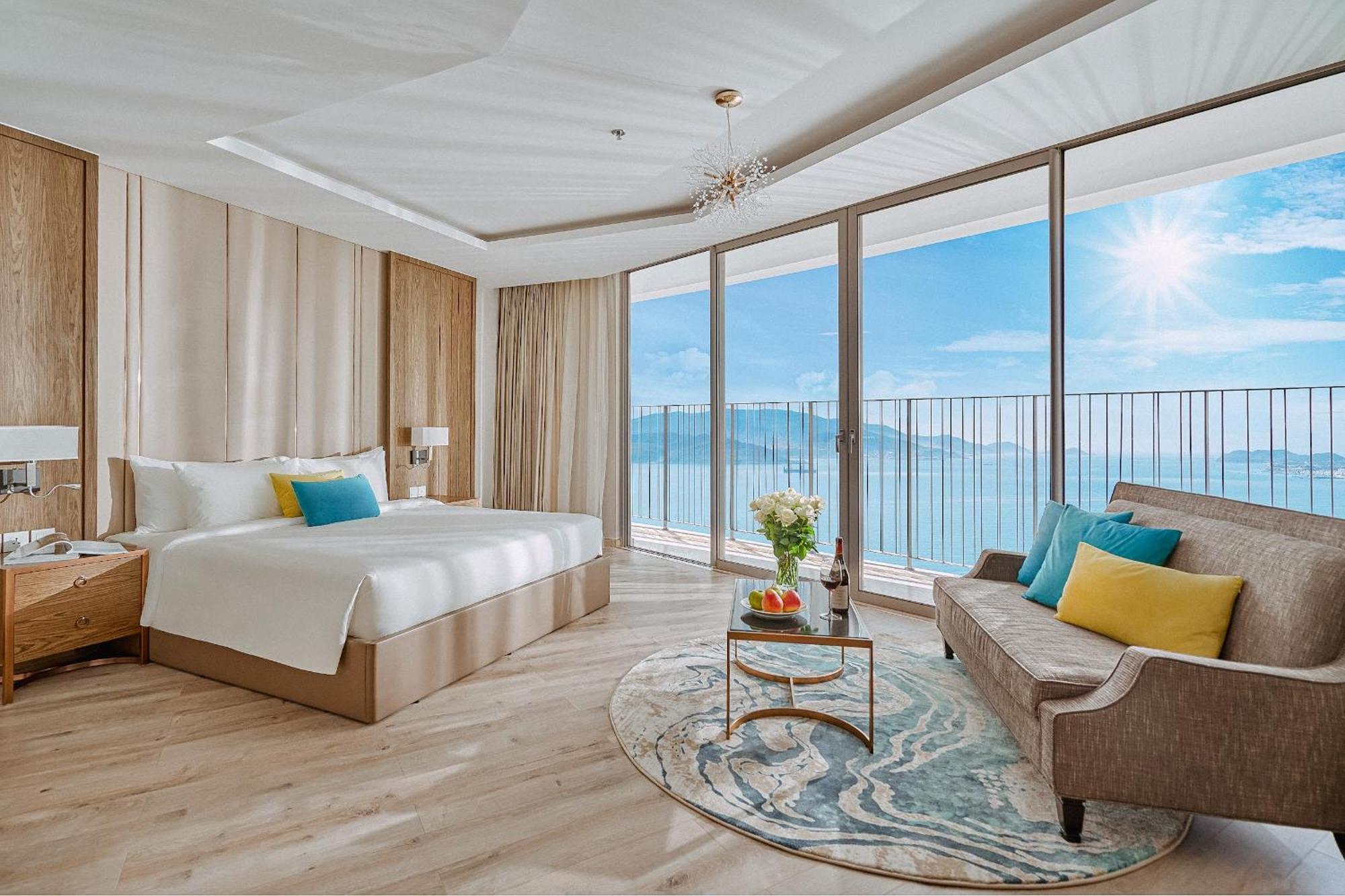 Coastal Panorama Oceanfront Suites 나트랑 외부 사진