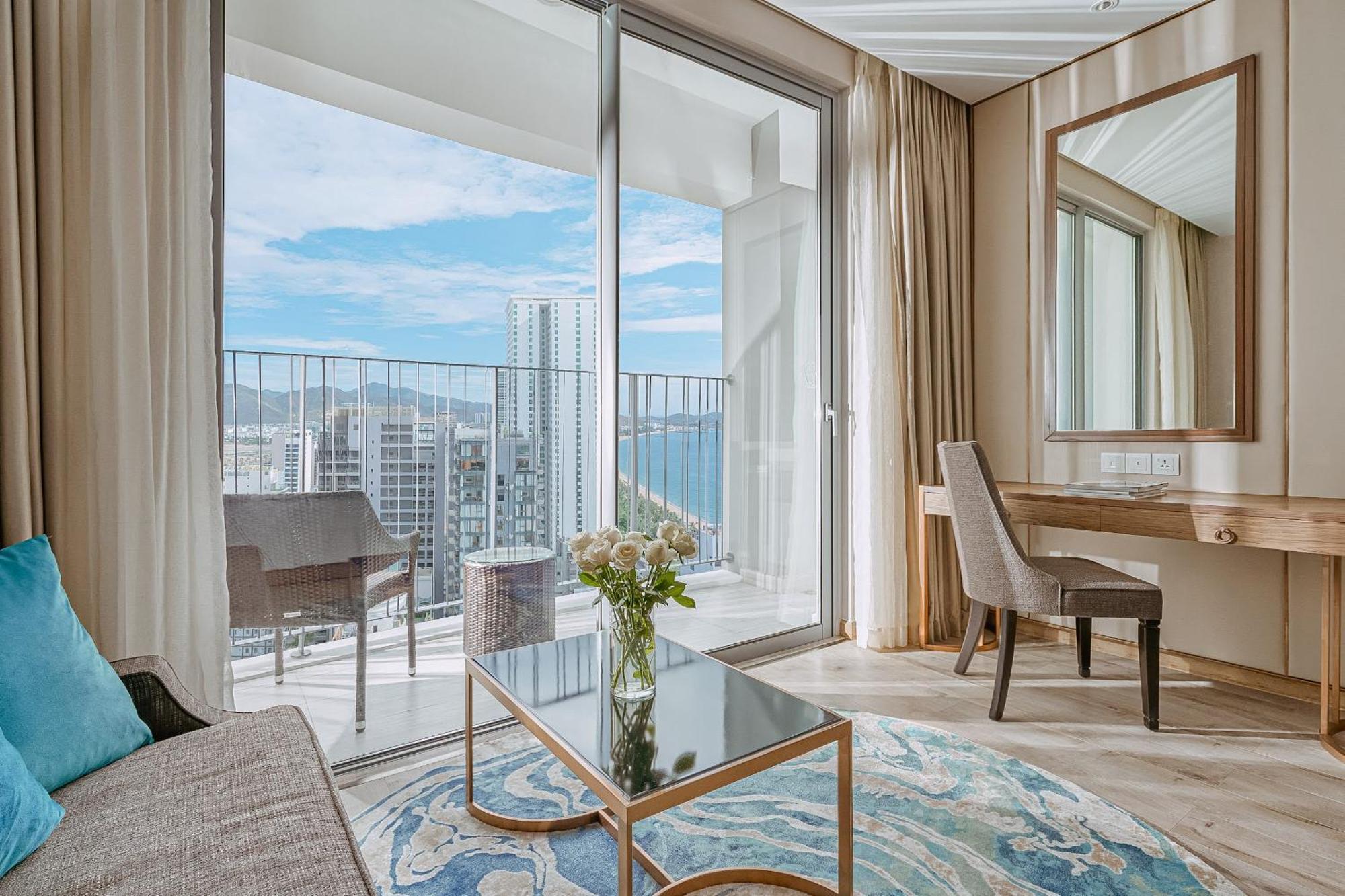 Coastal Panorama Oceanfront Suites 나트랑 외부 사진
