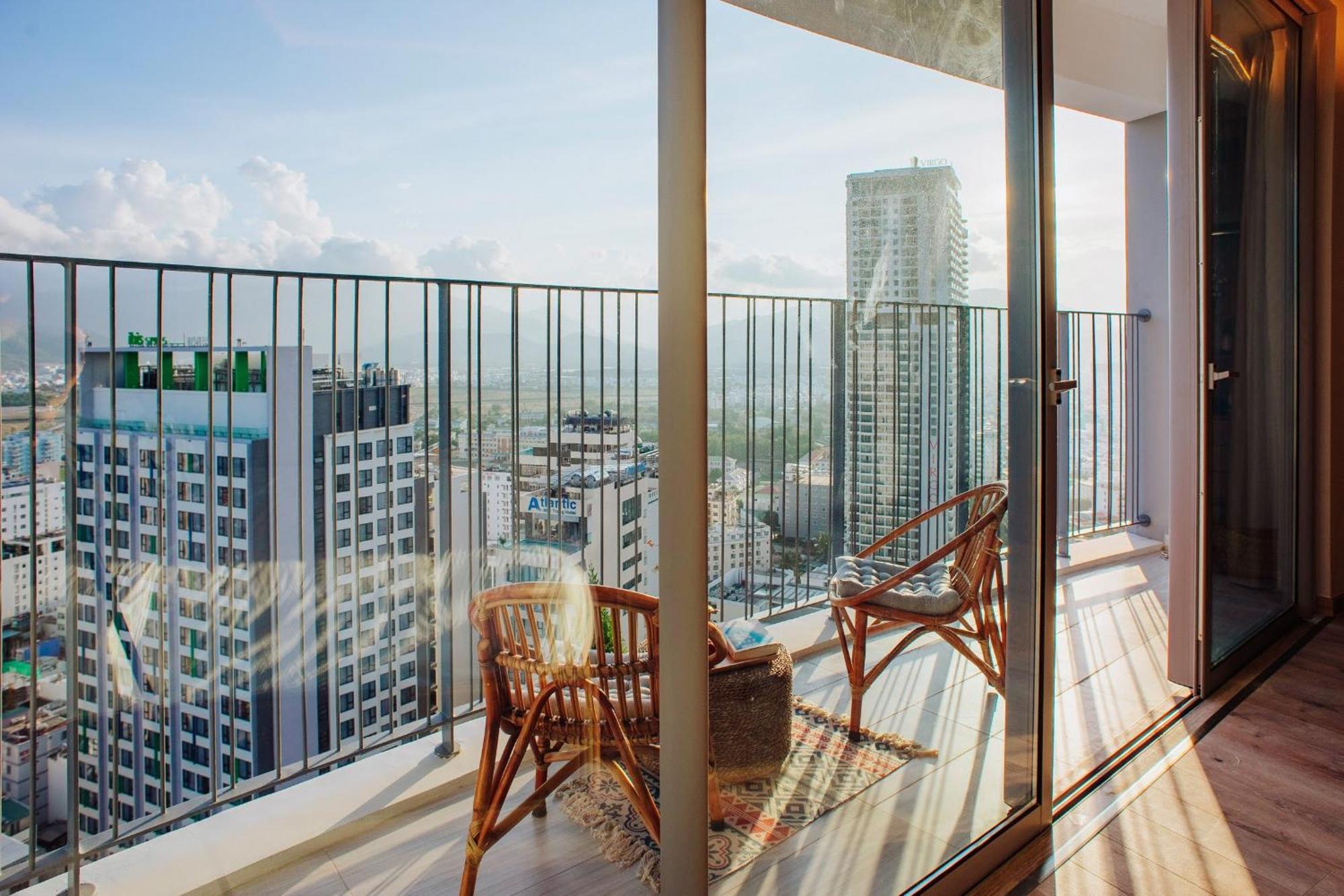 Coastal Panorama Oceanfront Suites 나트랑 외부 사진