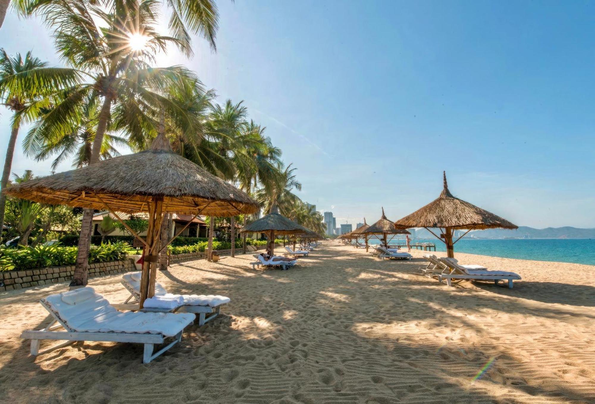 Coastal Panorama Oceanfront Suites 나트랑 외부 사진