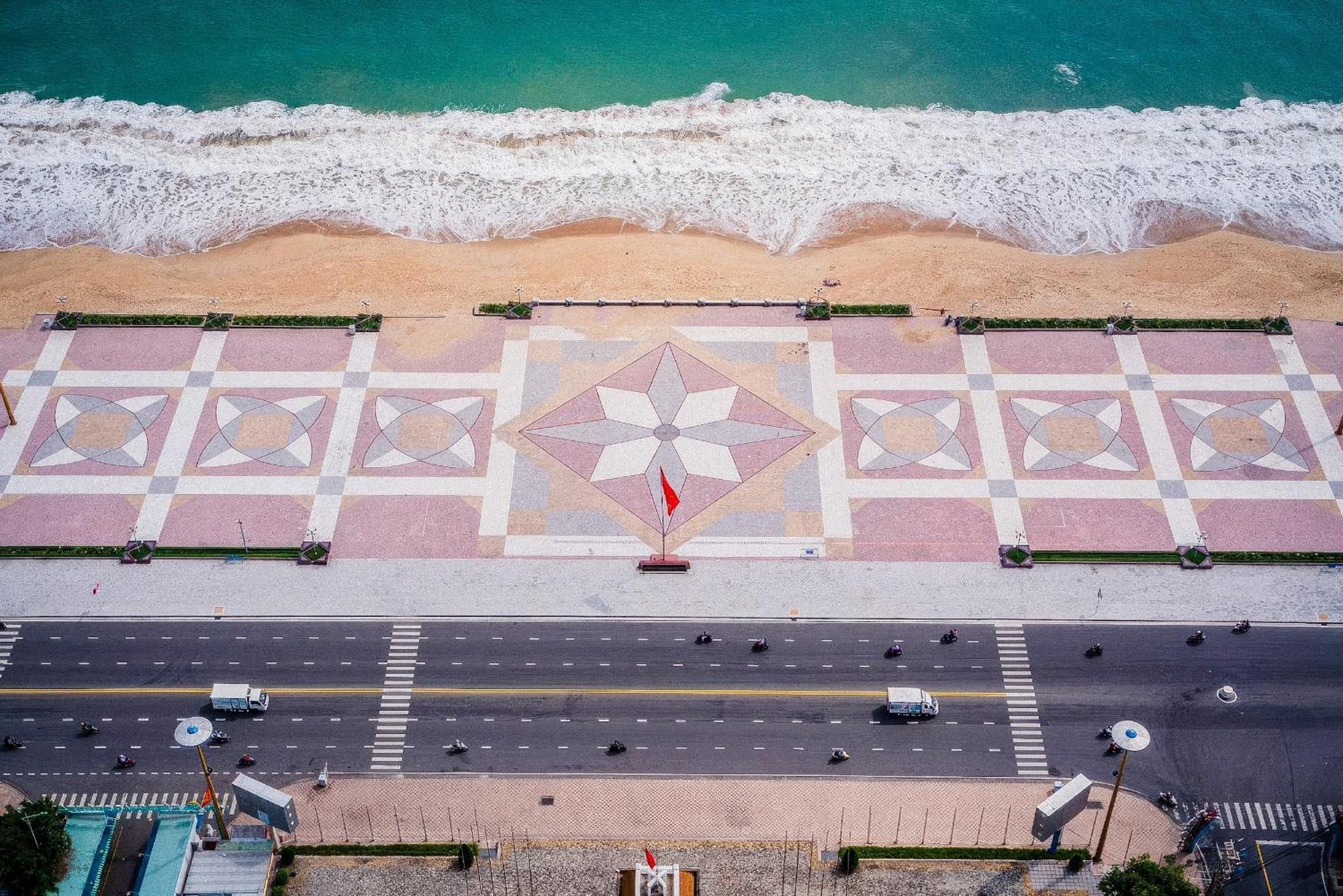 Coastal Panorama Oceanfront Suites 나트랑 외부 사진