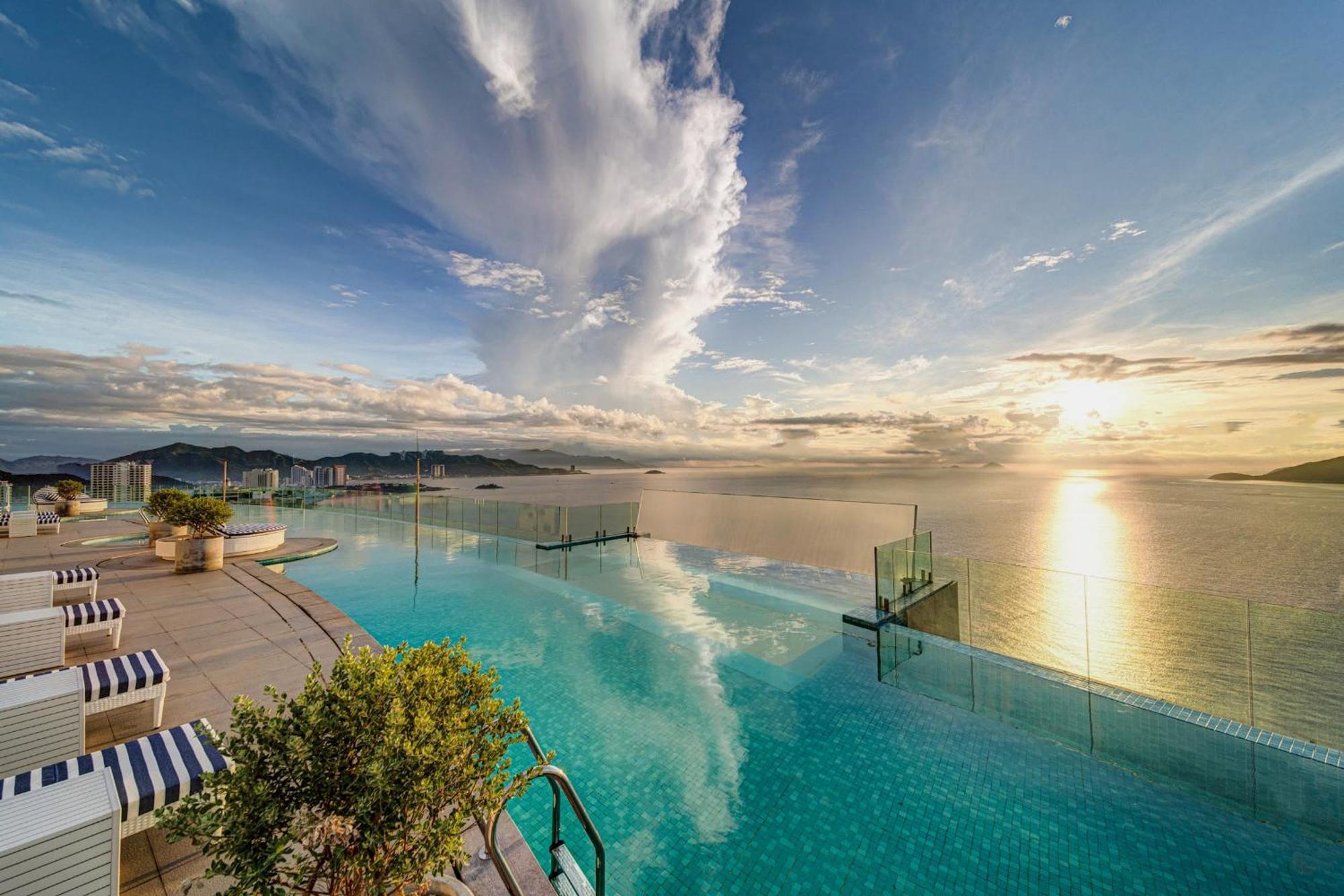 Coastal Panorama Oceanfront Suites 나트랑 외부 사진